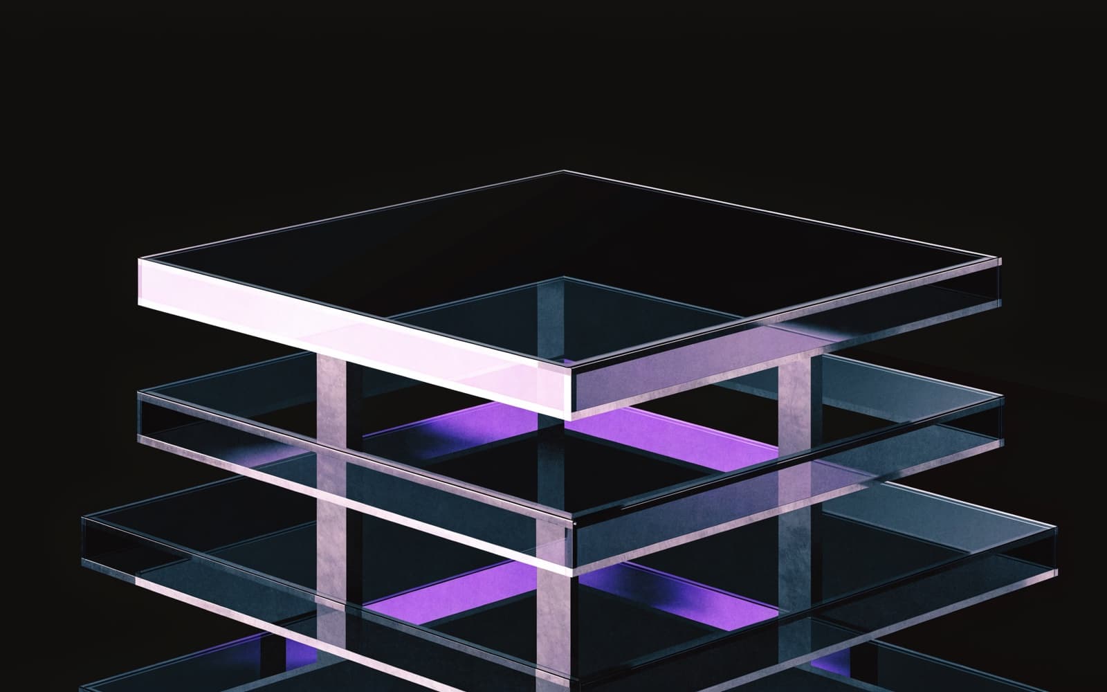 Mehrstufige Systemarchitektur aus dunklem Glas und Metall mit violetten Lichtakzenten.